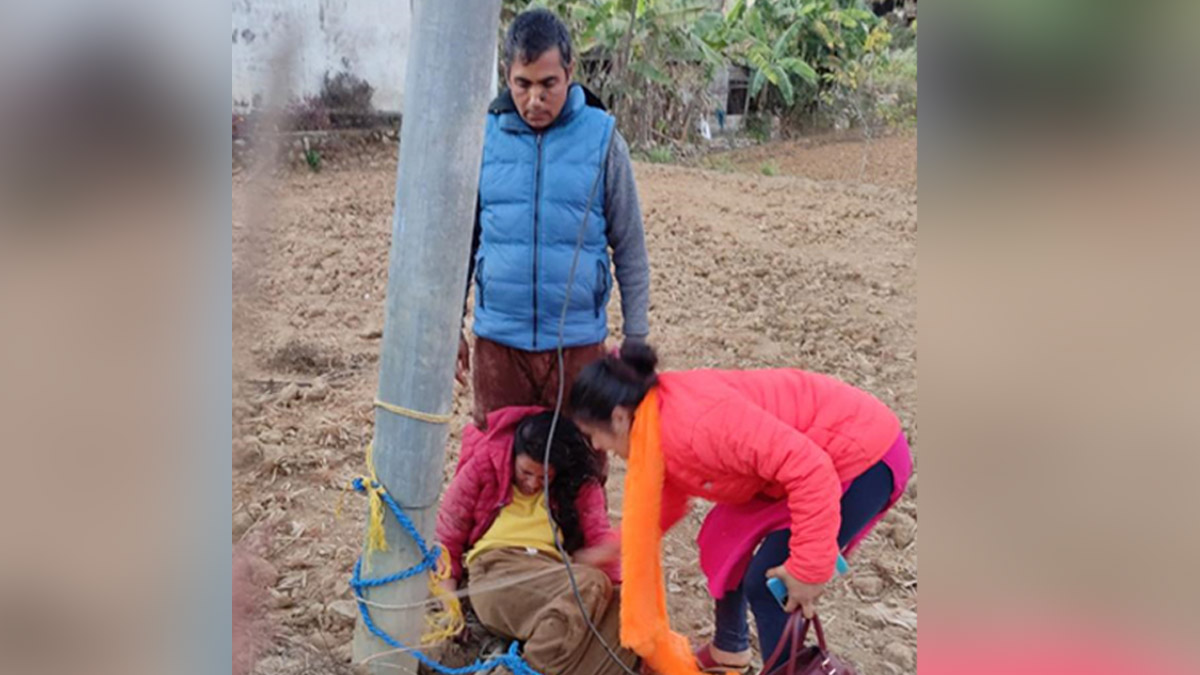 सिन्धुलीमा महिलालाई पोलमा बाँधेर निर्घात कुटपिट, श्रीमानसहित ७ जना पक्राउ