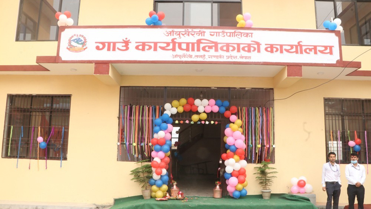 तनहुँको आँबुखैरेनी गाउँपालिकाका जनप्रतिनिधिले छोराछोरी सामुदायिक विद्यालयमा पढाउने