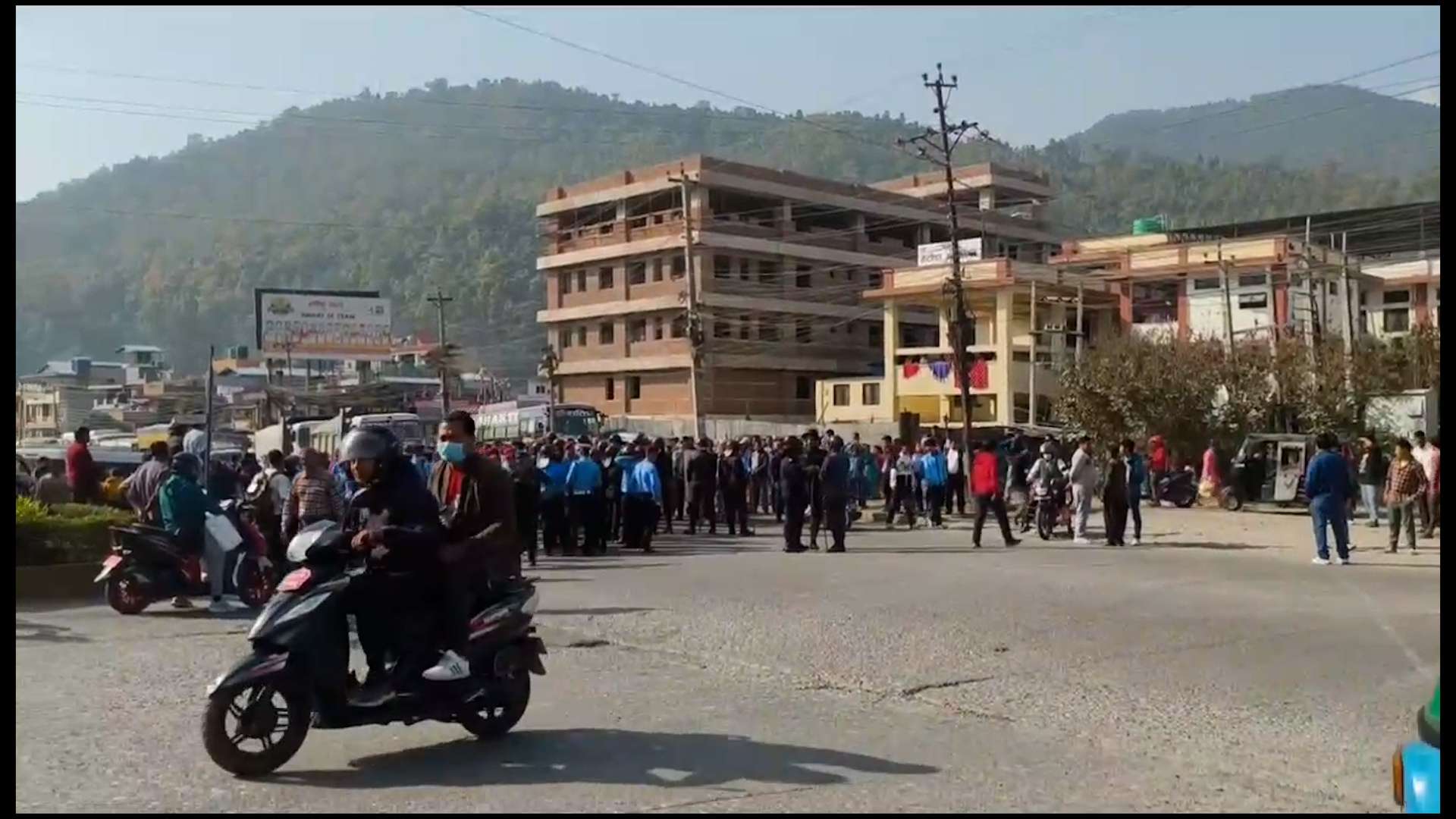 ट्रकको ठक्करबाट मोटरसाइकल चालकको मृत्यु भएपछि राजमार्ग अवरूद्ध