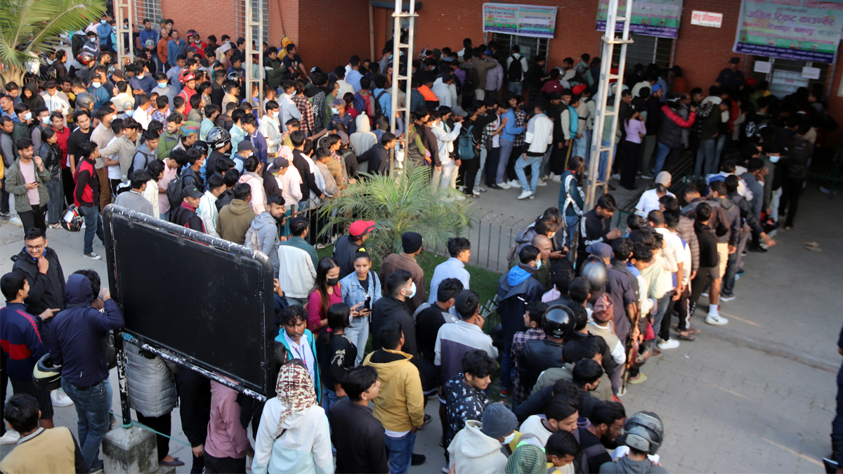 नयाँबसपार्कमा घर फर्किने यात्रुको भीड  