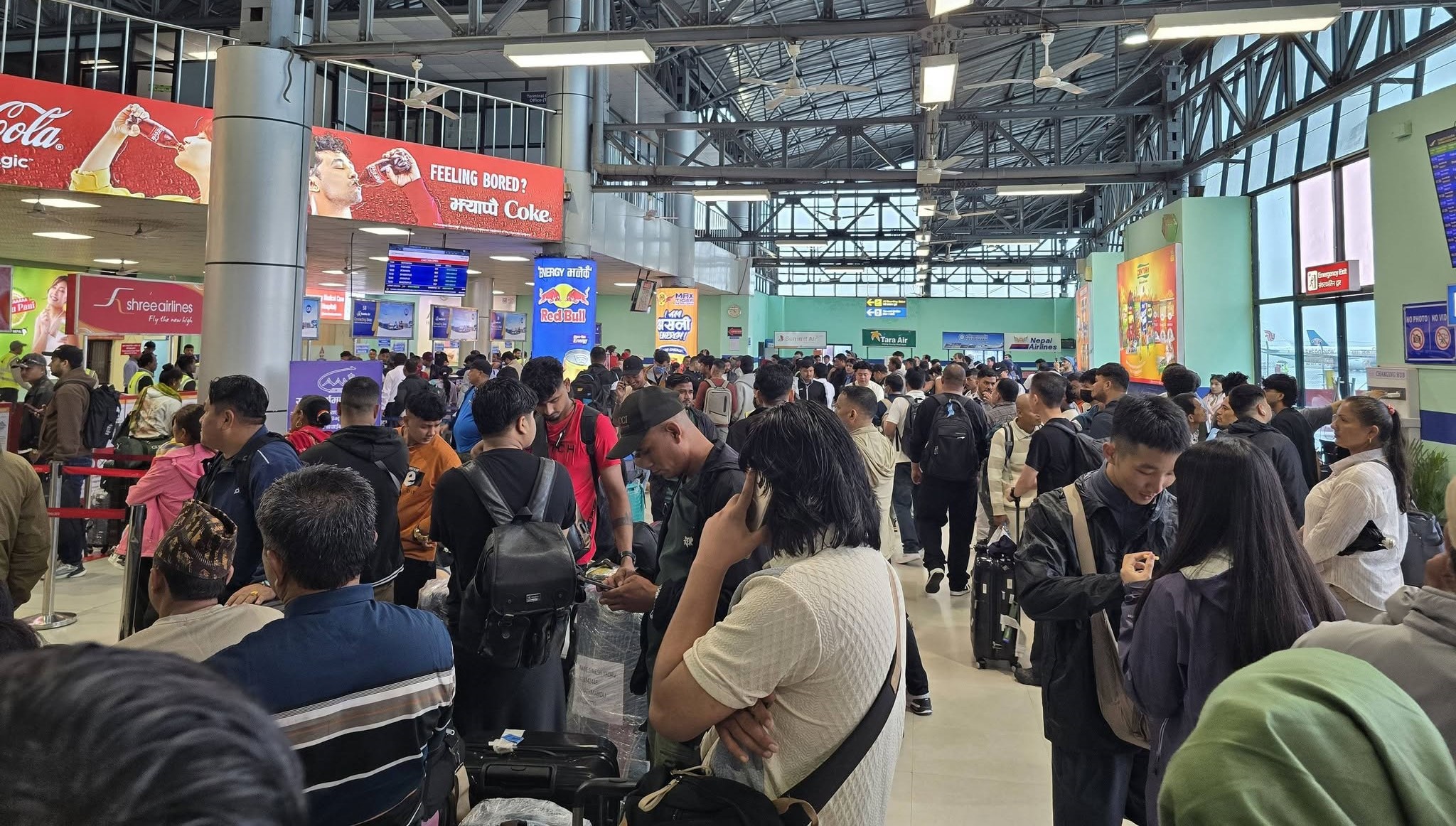 खराब मौसमका कारण केही उडान अवरुद्ध, विमानस्थलमा यात्रुको चाप