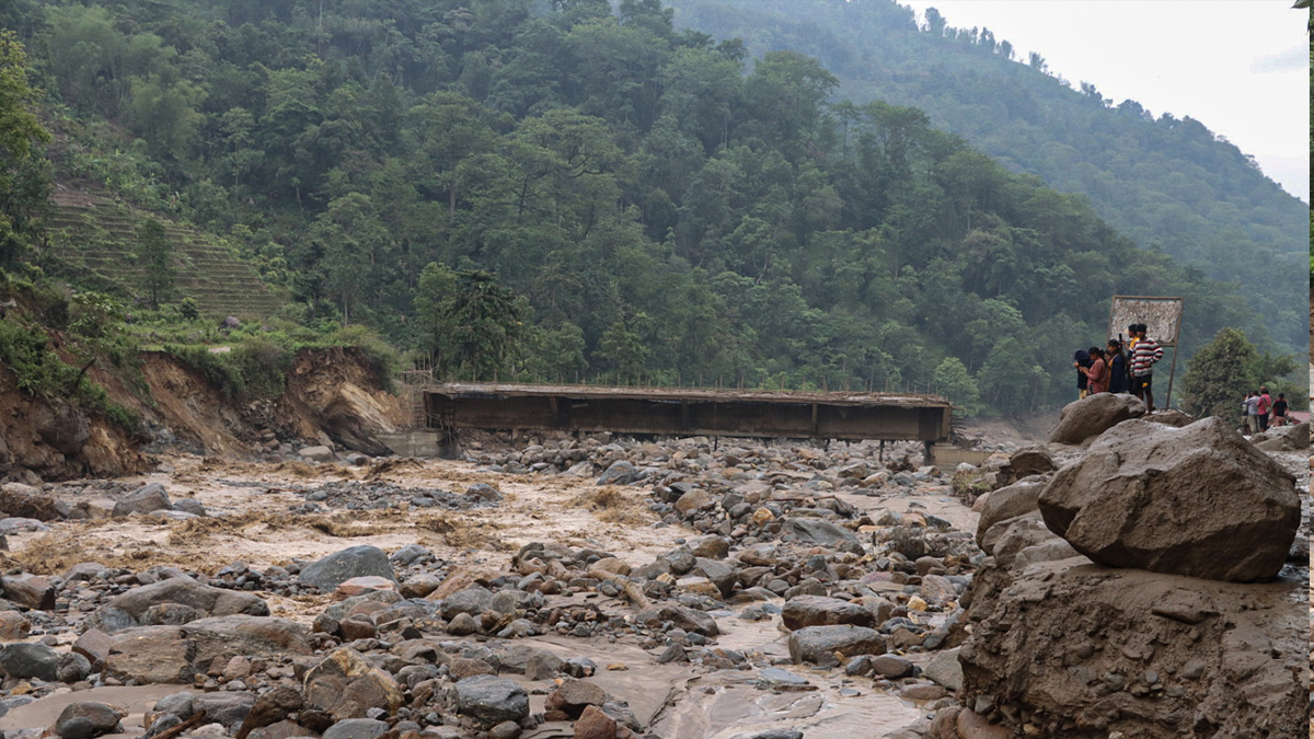 बाढीपहिरोले यातायात अवरुद्ध, उद्धारमा कठिनाइ