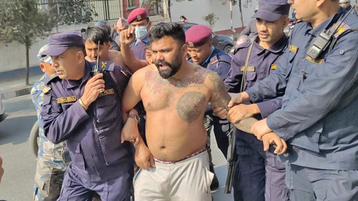 प्रधानमन्त्री कार्यालयअगाडि अर्धनग्न भएर युवाले गरे प्रदर्शन