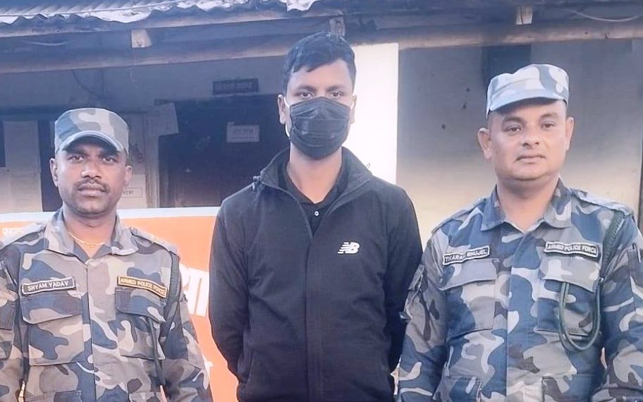 स्रोत नखुलेको साढे २१ लाख रुपैयाँसहित पक्राउ