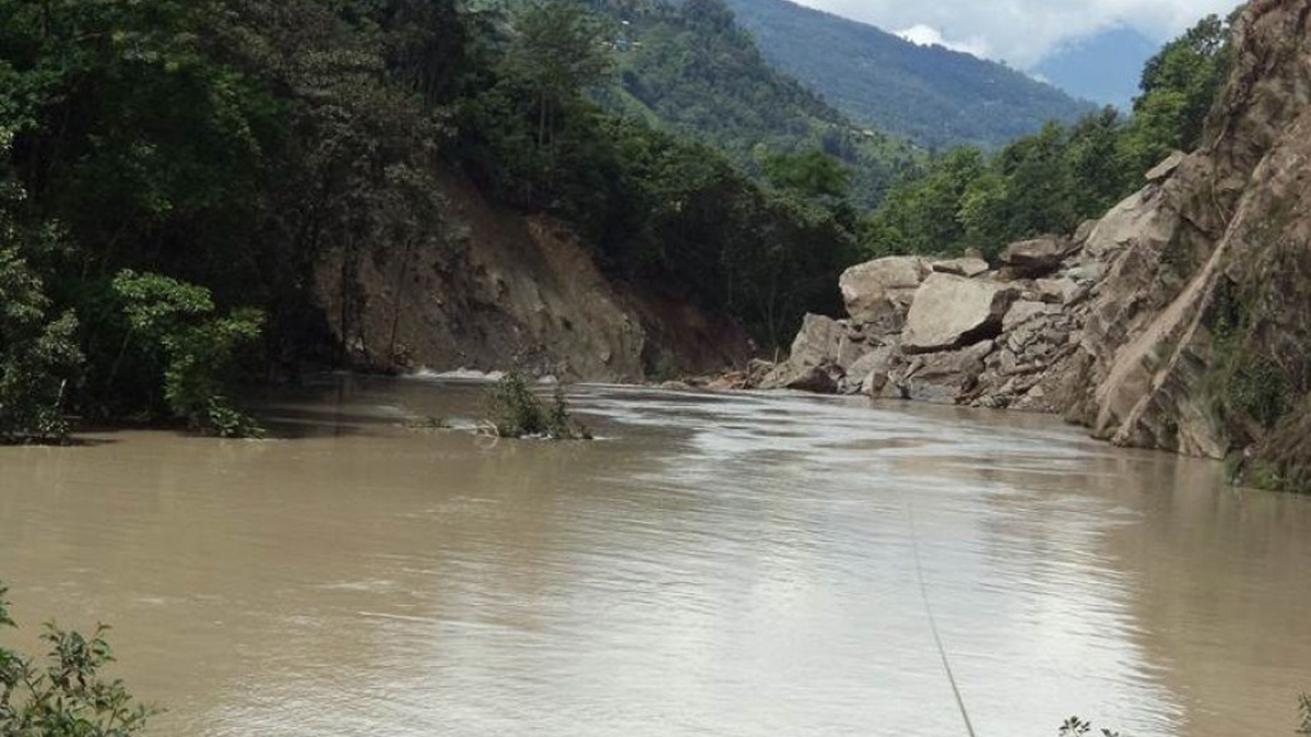 अरुण नदीको कटानले भोटखोलमा एक घर विस्थापित, १७ घर पहिराको उच्च जोखिममा