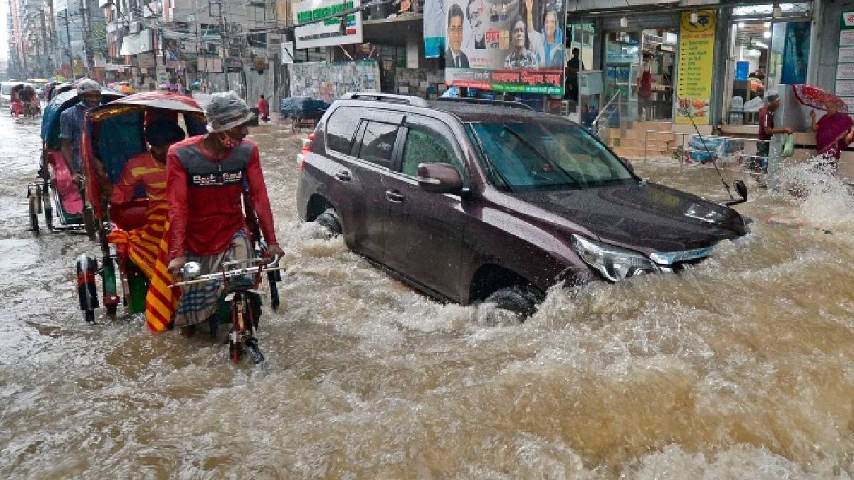 यमनको राजधानीमा भारी वर्षा र बाढीका कारण यातायात अवरुद्ध