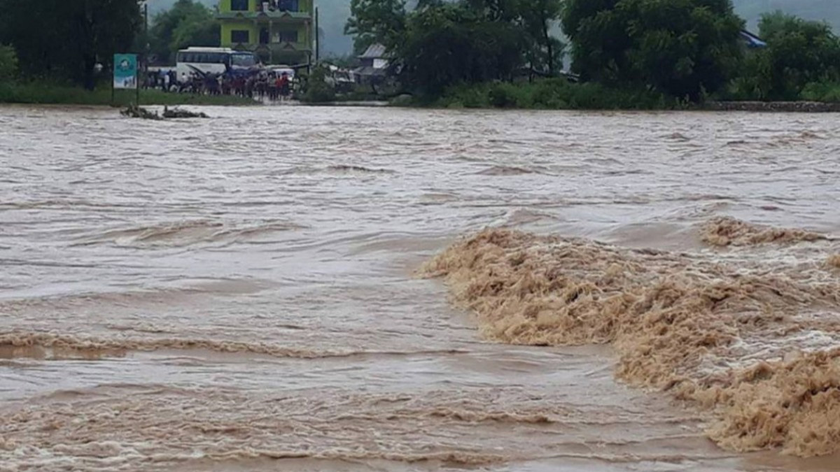 दाउरा टिप्न गएका ३ जनालाई बबई नदीले बगायो