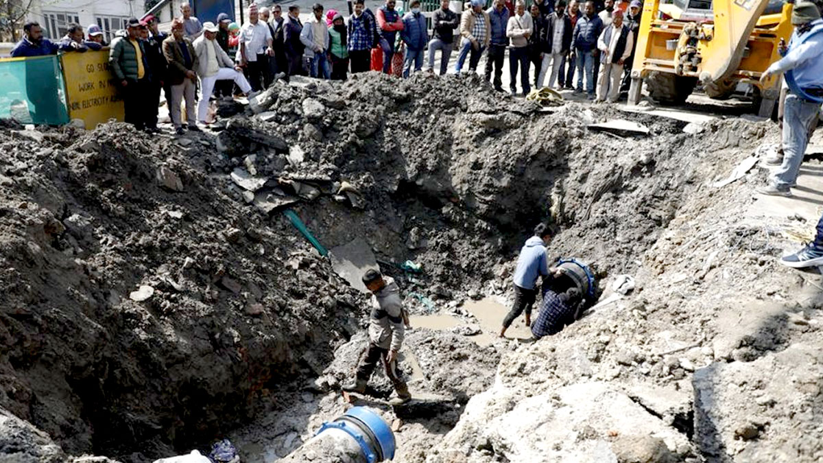 बबरमहलमा फुटेको मेलम्ची खानेपानीको पाइप मर्मत