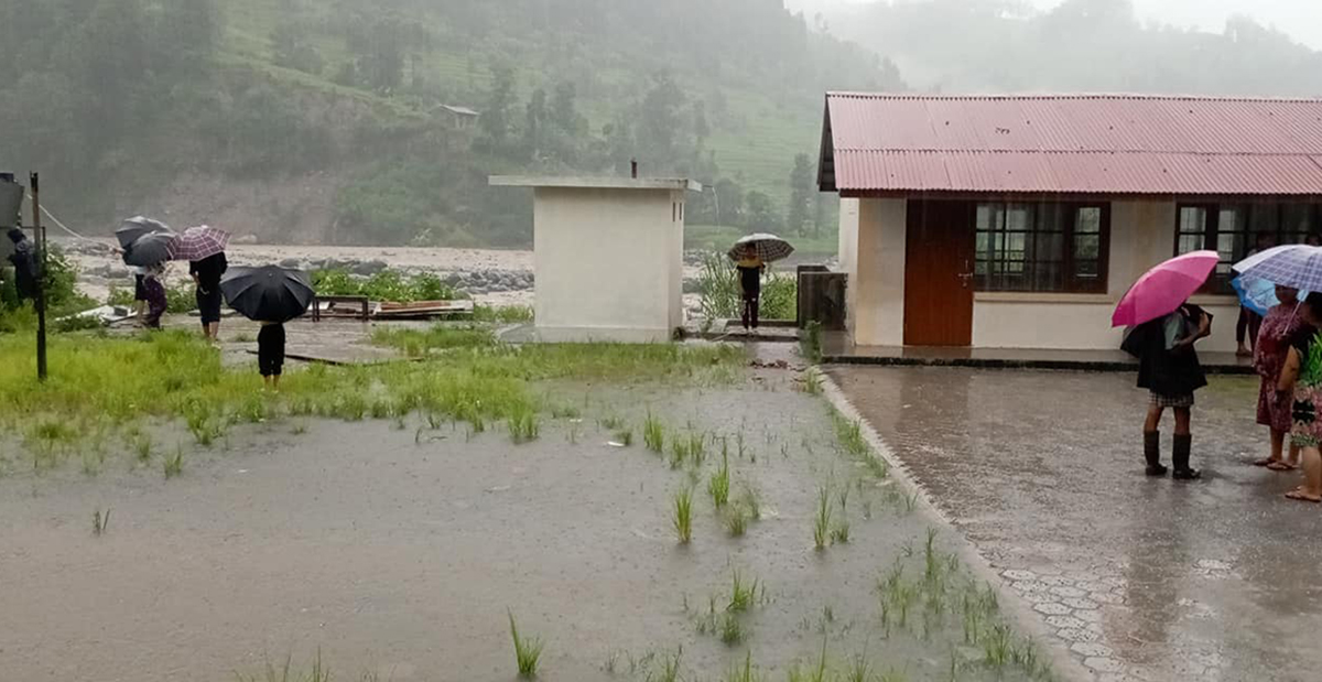 बाढीले मेलम्ची–हेलम्बु सडक अवरुद्ध