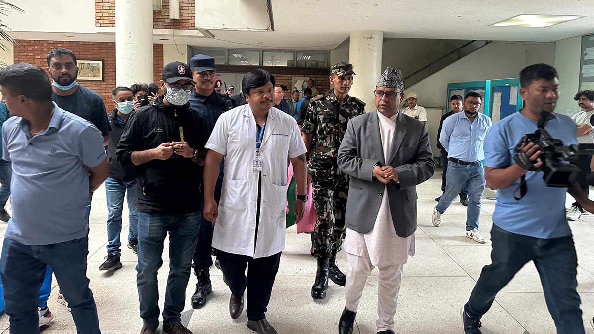 मृतकका आफन्त भेट्न पर्यटनमन्त्री पाण्डे अस्पतालमा