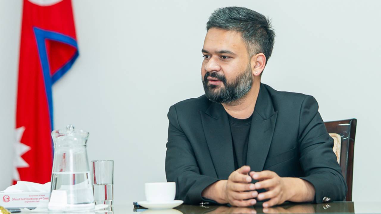 प्रधानमन्त्री शाहले राष्ट्रिय योजना आयोग र नीति अनुसन्धान प्रतिष्ठानका पदाधिकारीसँग छलफल गर्दै