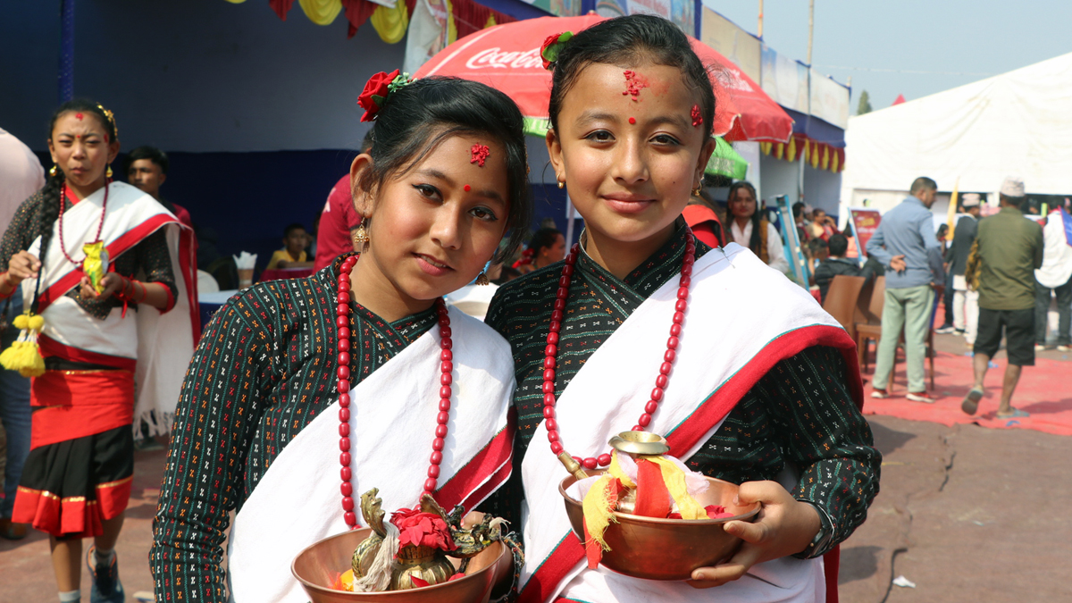 जातीय भेषमा नेवार समुदायका बालिका
