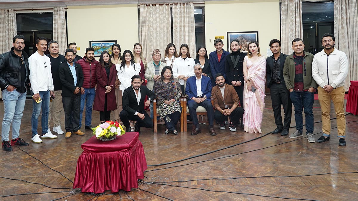 नयाँपुस्ताका कलाकर्मीसँग प्रधानमन्त्री देउवा