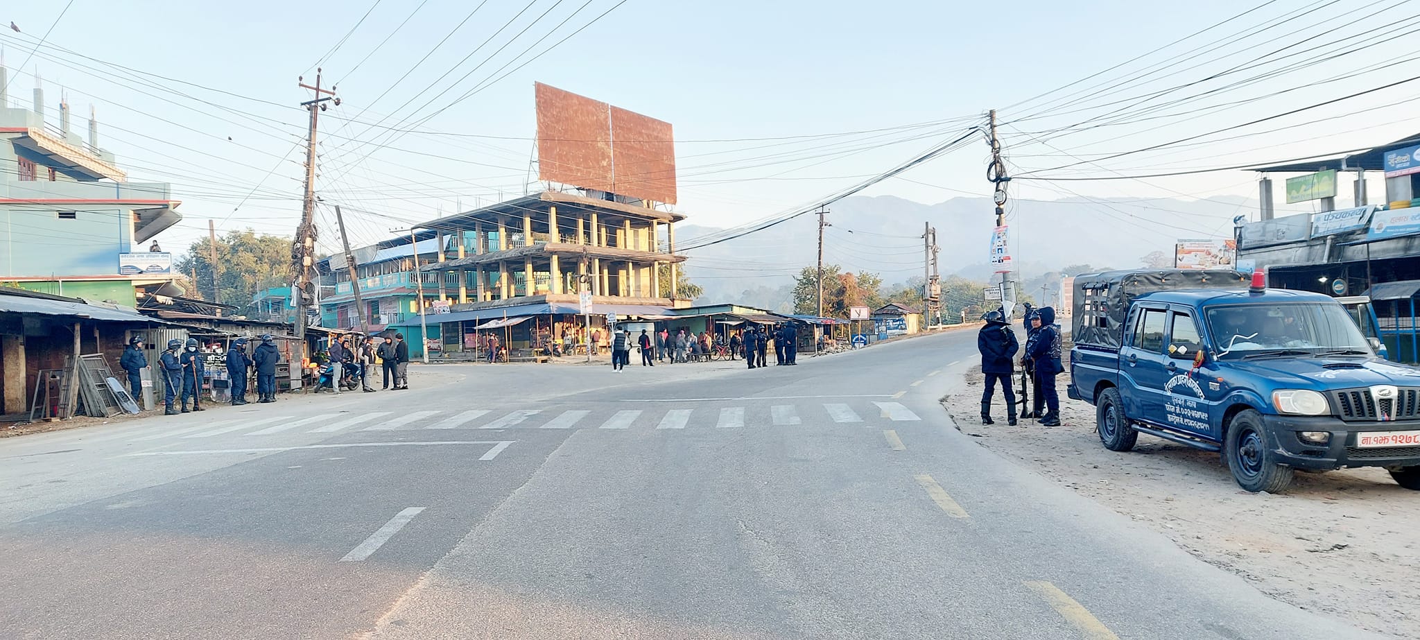 पहिचानवादी समूहद्वारा मेची राजमार्ग बन्द