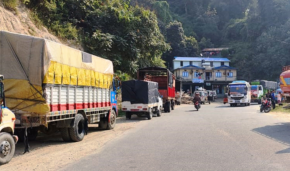 कार्यकर्ता रिहाइ माग गर्दै धनकुटामा यातायात बन्द, यात्रु अलपत्र
