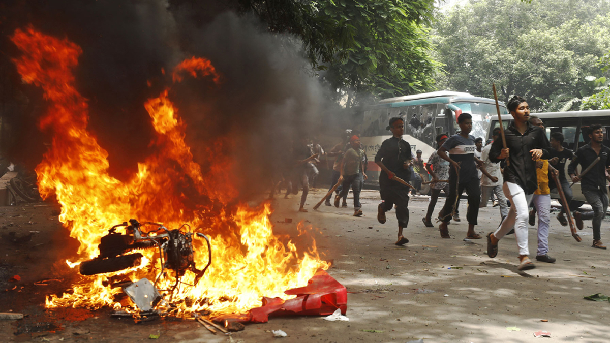 बंगलादेशमा फेरि चर्कियो प्रदर्शन, आइतबार मात्रै ९० बढीको मृत्यु