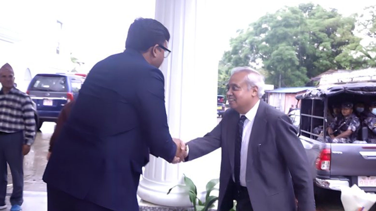 प्रधानमन्त्री कार्की र भारतीय राजदूत श्रीवास्तवबीच भेट