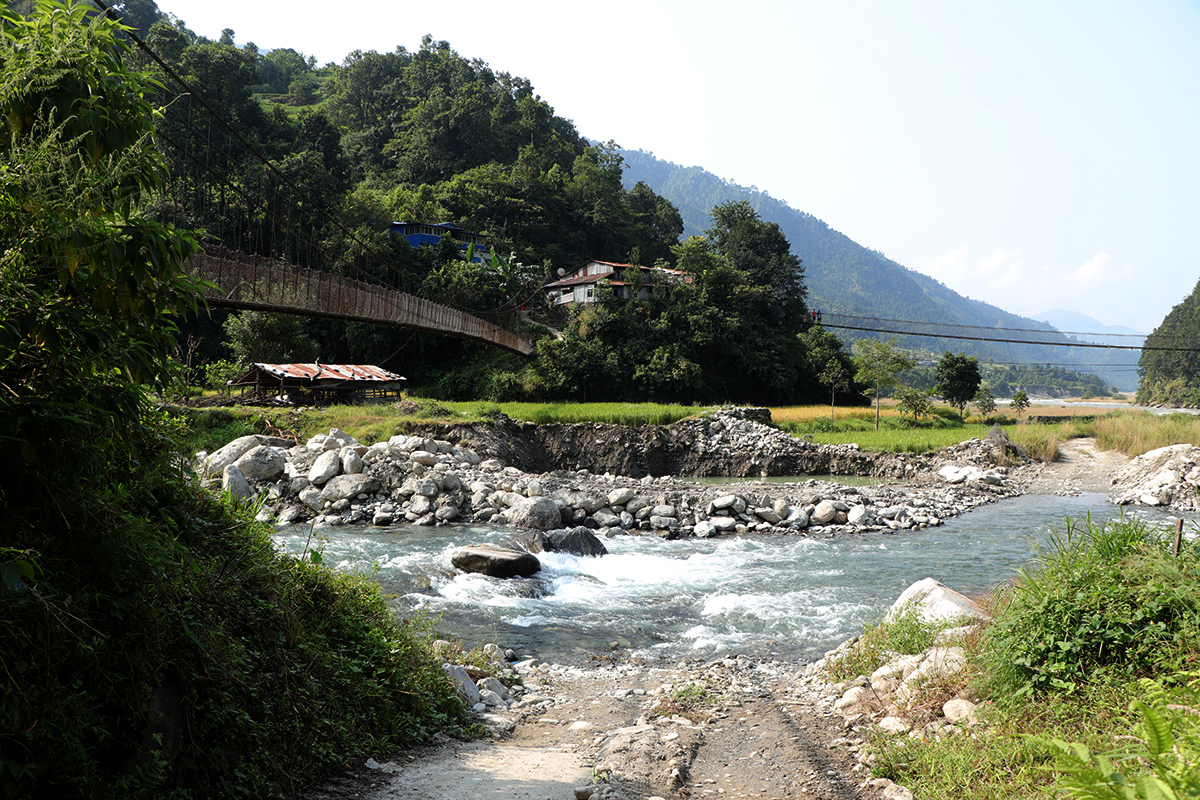 चार दशकपछि उत्तरी धादिङको  किन्ताङ खोलामा बेलीब्रिज