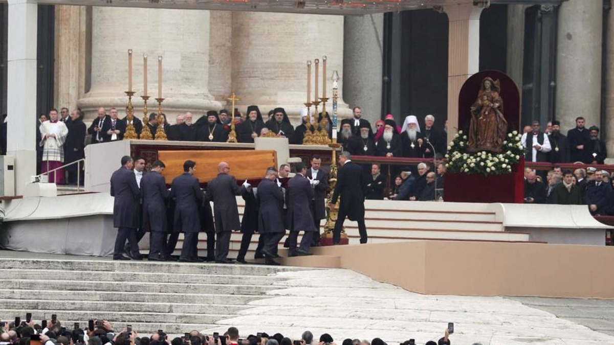 पूर्वप्रमुख पादरी बेनेडिक्टको अन्त्येष्टिका लागि सेन्ट पिटर्समा हजारौंको भिड