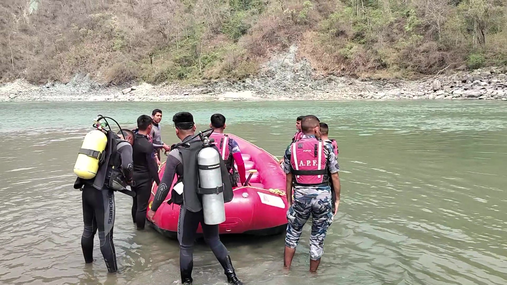 सुनकोसीमा बेपत्ता परेका तीन बालबालिका खाेज्न सशस्त्रको गोताखोर टोली परिचालन