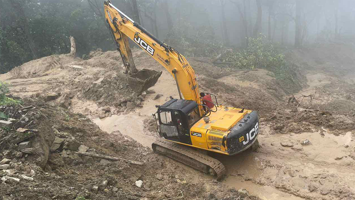 पाँच दिनदेखि अवरुद्ध भीमदत्त राजमार्गमा नयाँ ट्रयाक खोलिँदै