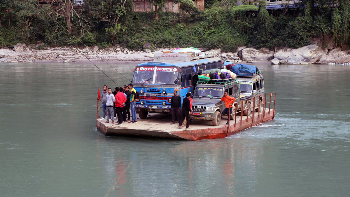 अरुण नदीको सतीघाटमा फेरीबाट सवारीसाधन तारिँदै