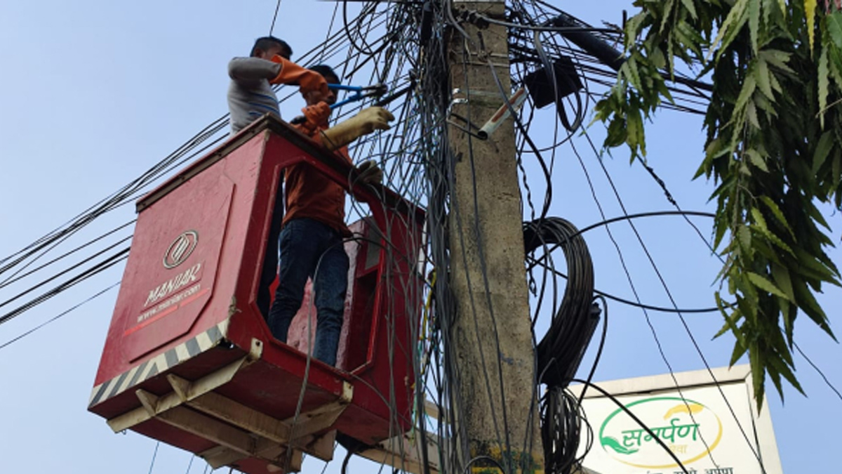 अव्यवस्थित तार हटाउँदै वीरगन्ज महानगर