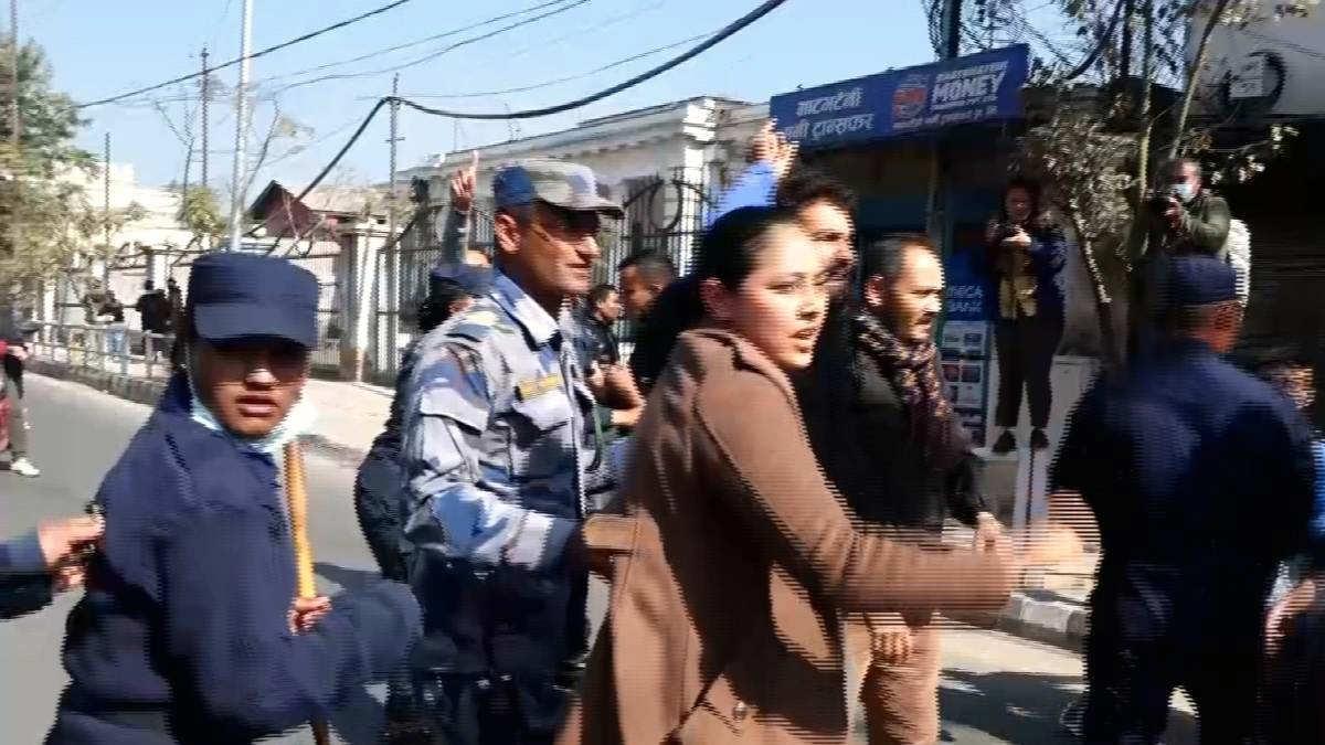 निर्वाचन खारेजी माग गर्दै कालो झन्डासहित प्रदर्शनमा उत्रिने पक्राउ
