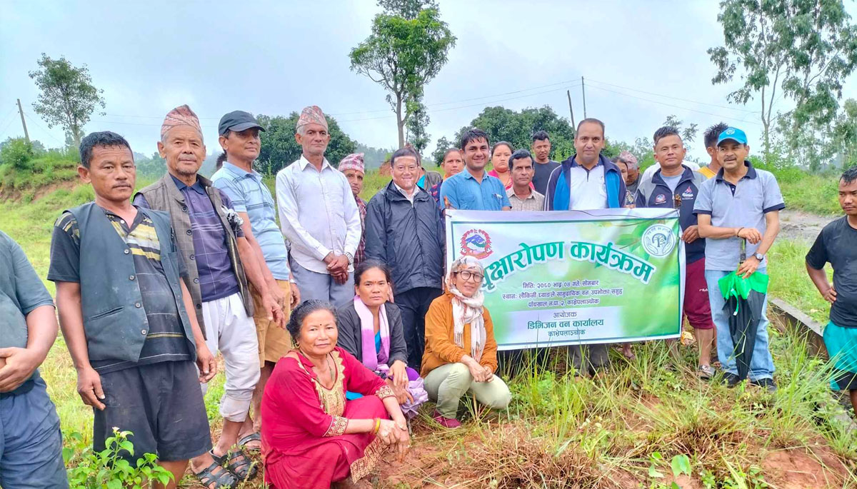 लौकिनी घ्याग्ले सामुदायिक वनमा वृक्षारोपण अभियान