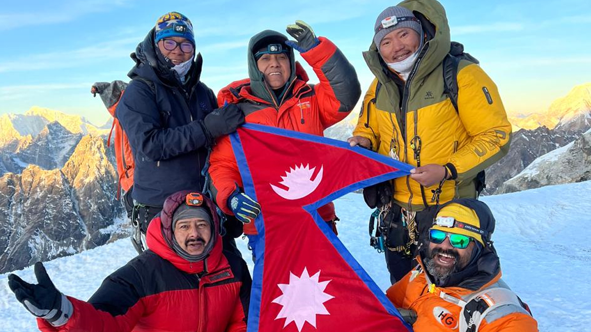 कांग्रेस महामन्त्री विश्वप्रकाश शर्माले गरे लोबुचे हिमाल आरोहण