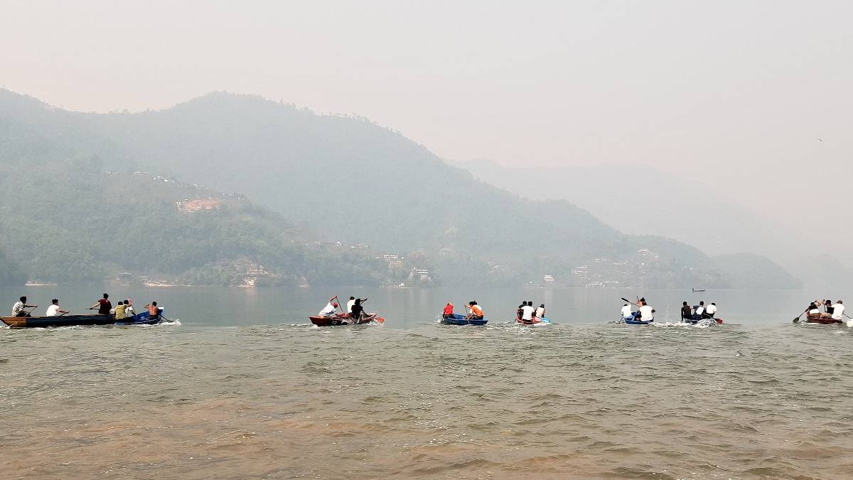 पोखराको फेवातालमा डुङ्गा दौड प्रतियोगिता