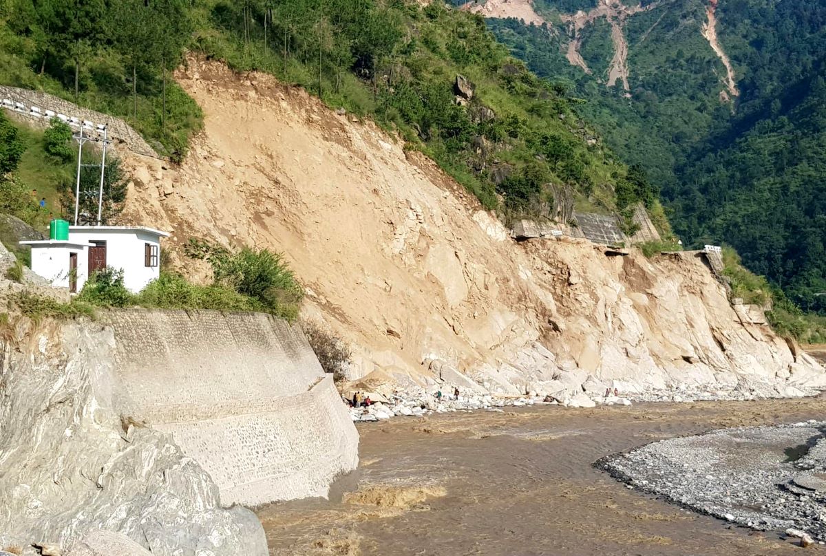 बाढीपहिरोः काभ्रेमा सडक अवरुद्ध बस्तीमा ड्रोनमार्फत खाद्यान्न पठाइँदै