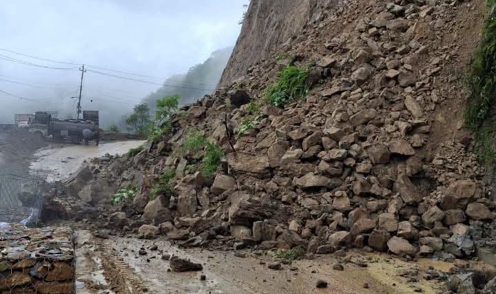 देशका प्रमुख राजमार्गहरू अवरुद्ध, सतर्कता अपनाउन आग्रह