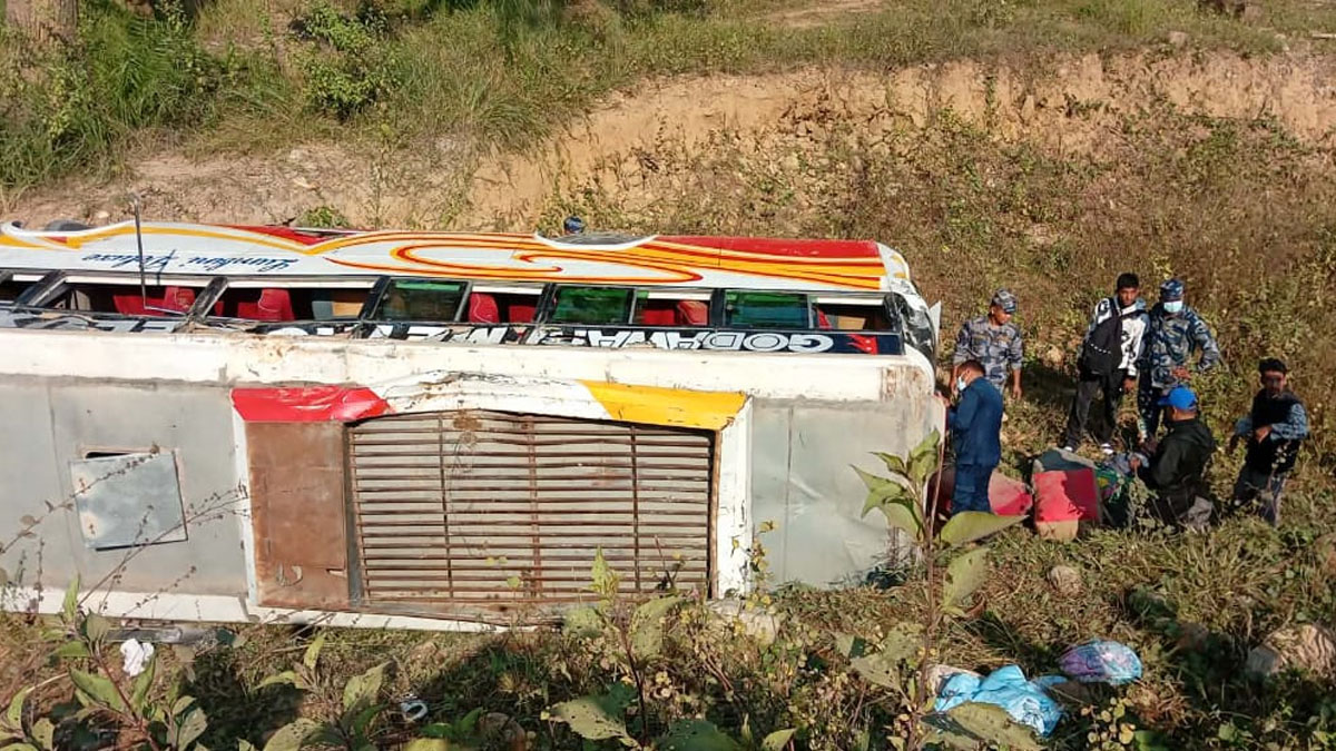 मध्यविन्दुमा बस दुर्घटनामा २० जना घाइते
