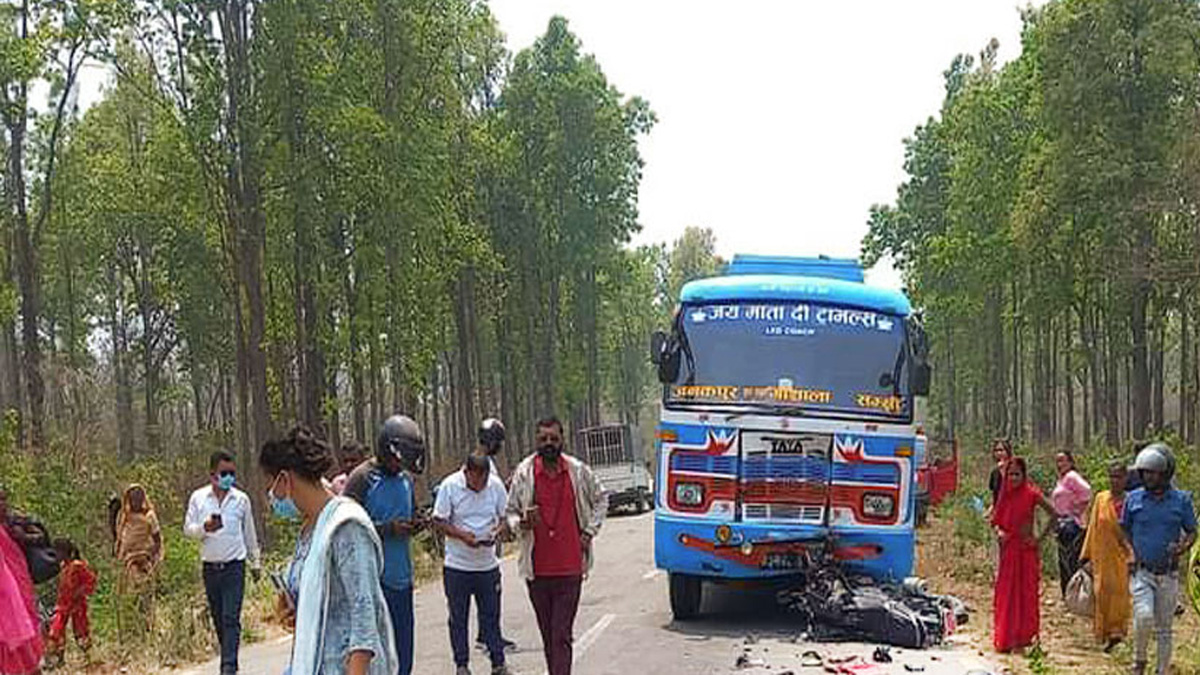 महोत्तरीमा बस र मोटरसाइकल ठोक्किए, ६ वर्षीया बलिकासहित तीनको मृत्यु