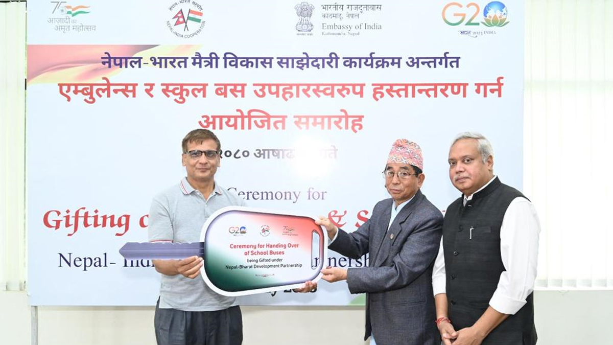 भारत सरकारद्वारा एम्बुलेन्स र स्कुल बस प्रदान