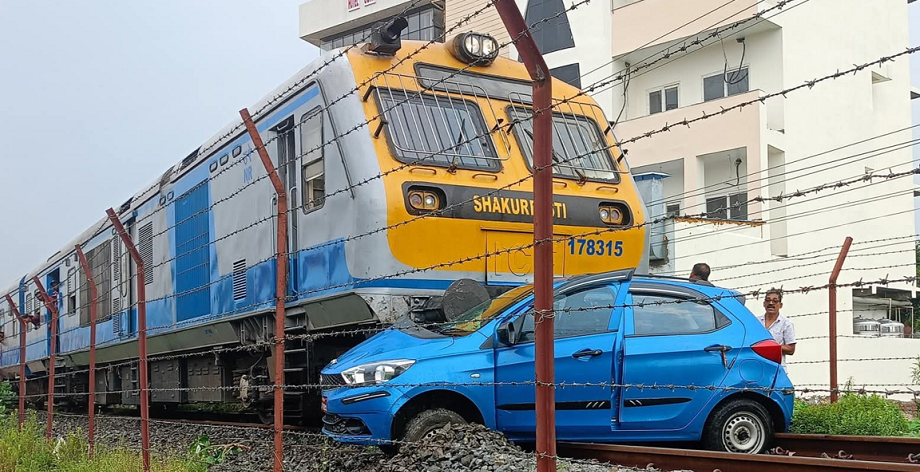 जनकपुरमा रेल र कार आपसमा ठोक्किए