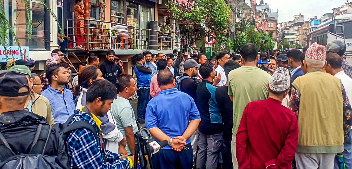 रविलाई ल्याउने भएपछि नख्खुमा बढ्यो भीड [तस्बिरहरू]