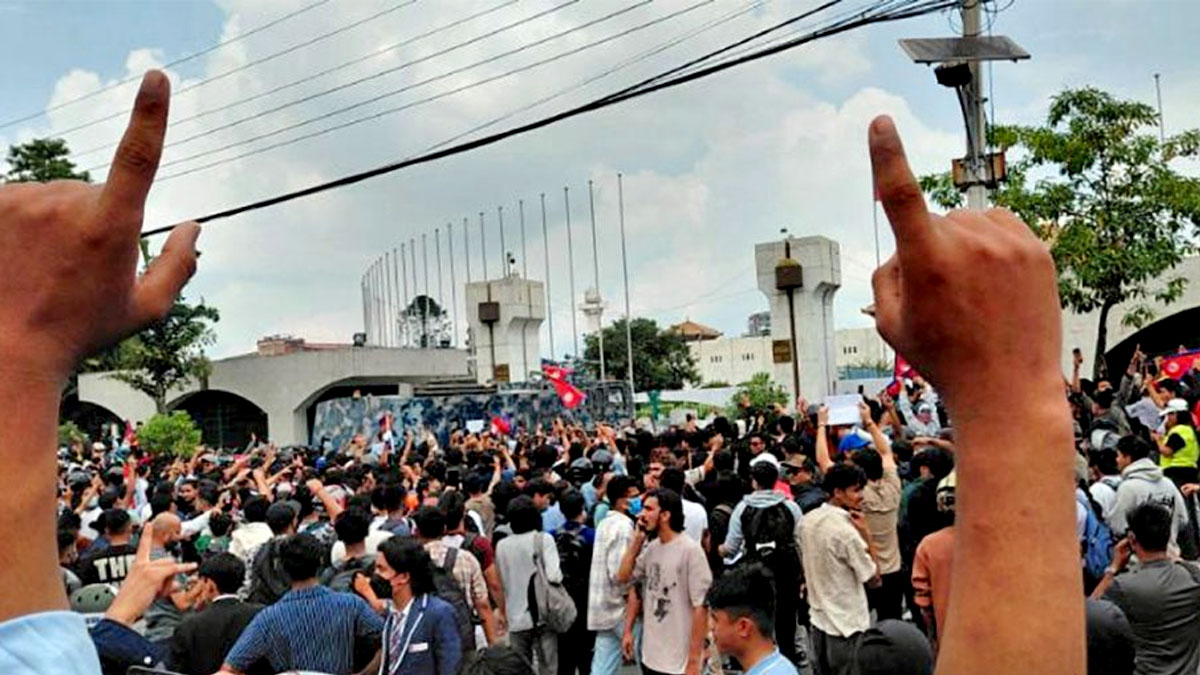 संसद भवनको दुई नम्बर गेटमा जेनजी प्रदर्शनकारीले आगो लगाए