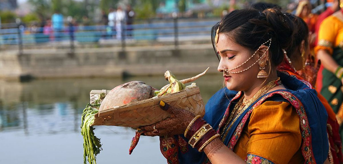 आज छठ पर्वको मुख्य दिन, अस्ताउँदो सूर्यलाई पूजा गरिँदै