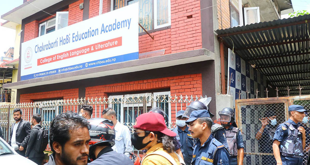 चक्रवर्ती कलेजमा झडप हुँदा अध्यक्ष घाइते, २४ पक्राउ
