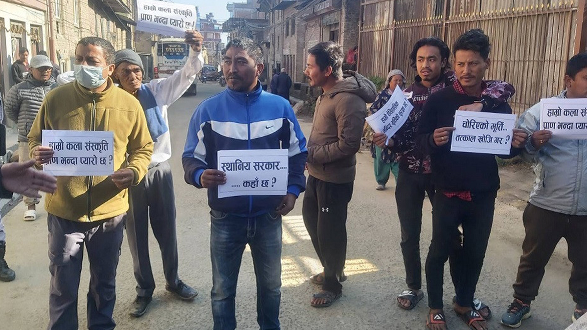 चोरी भएका मूर्ति खोजीका लागि दबाब दिँदै चापागाउँमा सडक बन्द