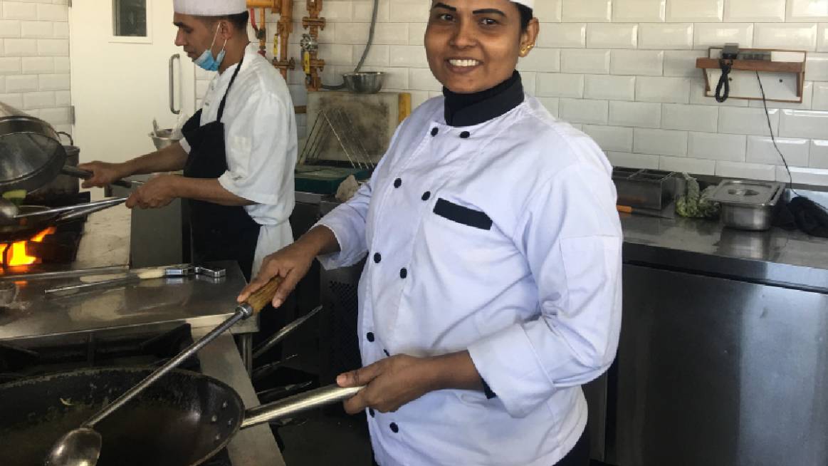 चारतारे होटलको ‘किचन’ मा महिला सेफ