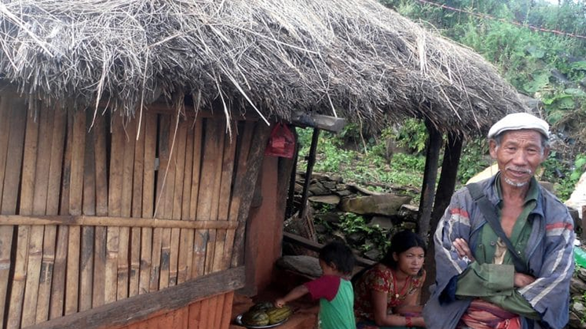 आगो तापेरै रात कटाउँछन् धादिङका चेपाङ समुदाय