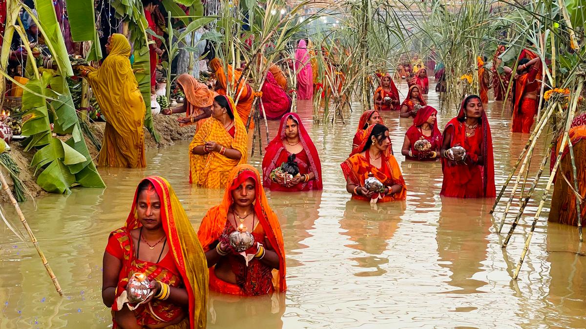 अस्ताउँदो सूर्यलाई अर्घ्य दिएर मनाइयो छठ (तस्बिरहरू)