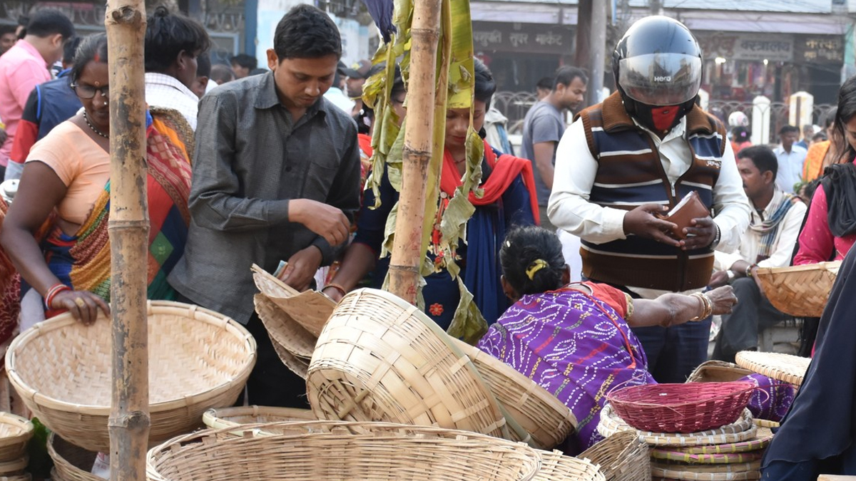 ‘छठ’ पर्वमा सामग्री खरिद गर्नेको भिड