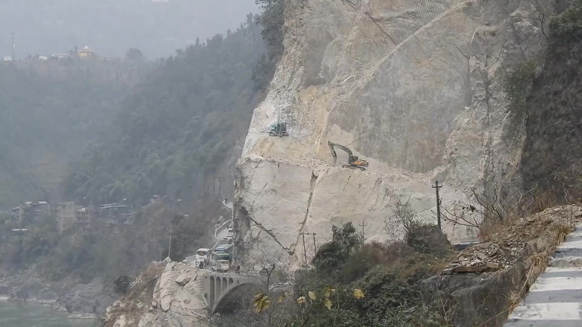 नारायणगढ-मुग्लि सडकको तुइन खोलामा पहाड काट्न म्याद थप