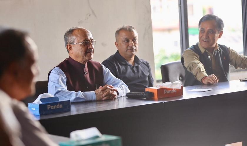 कांग्रेसका कार्यबहाक सभापति खड्का, महामन्त्रीद्वय थापा र शर्मा छलफलमा