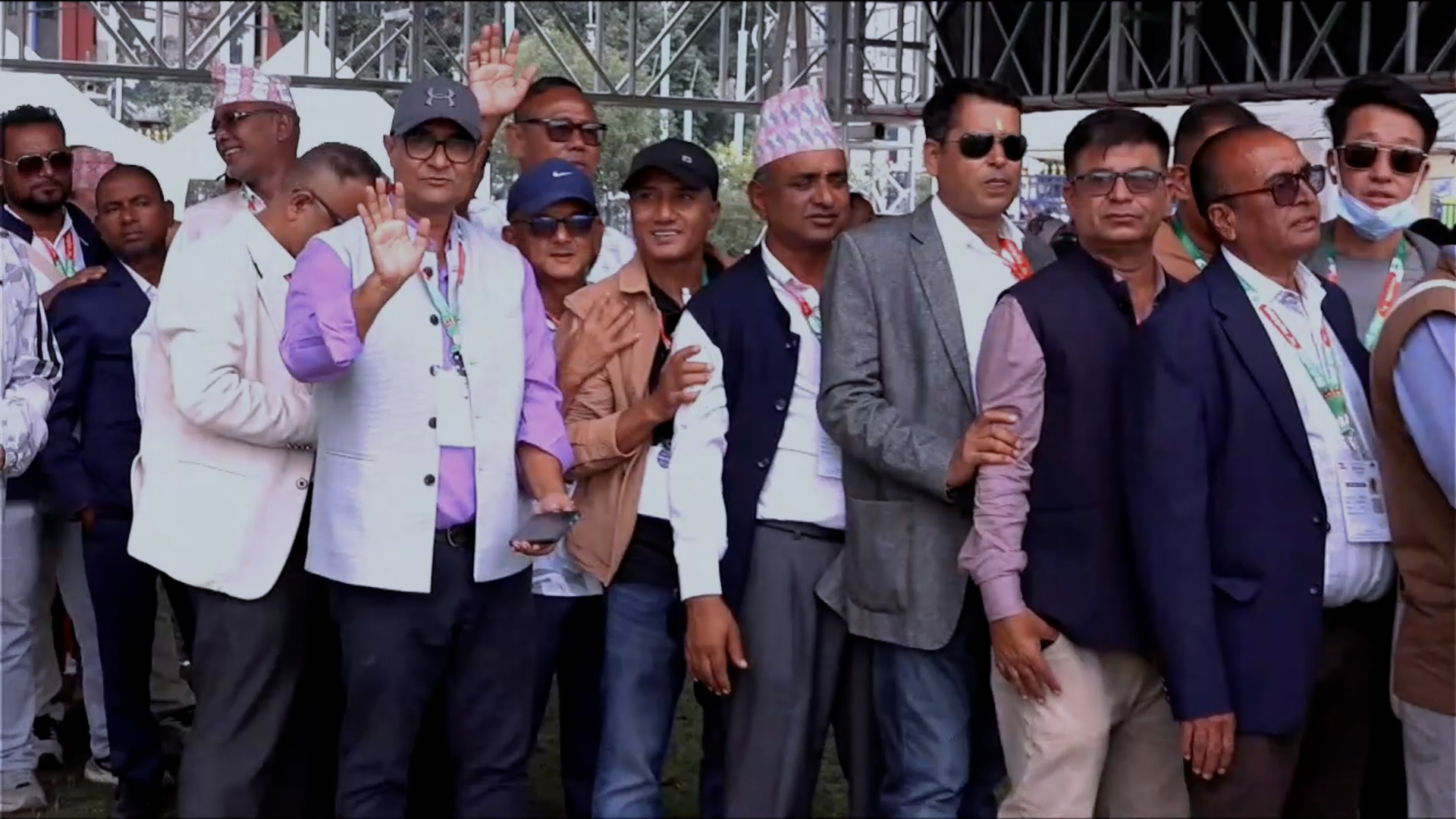 कांग्रेस महाधिवेशन : घण्टौँ लाइनमा बसेर मतदान गर्दै प्रतिनिधि
