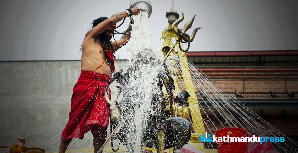 यस्तो रह्यो महेन्द्रेश्वर महादेवमा रुद्राभिषेक [तस्बिरहरू]